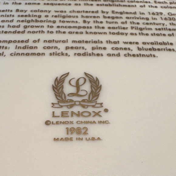 Lenox Holiday Wreath Plate with Multicolor Design - Picture 2 of 6